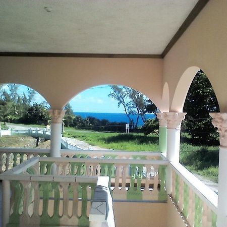 Dolphin Bay Yoga Guest House Drapers Екстериор снимка