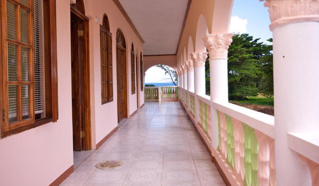 Dolphin Bay Yoga Guest House Drapers Екстериор снимка