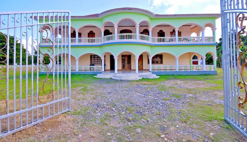 Dolphin Bay Yoga Guest House Drapers Стая снимка